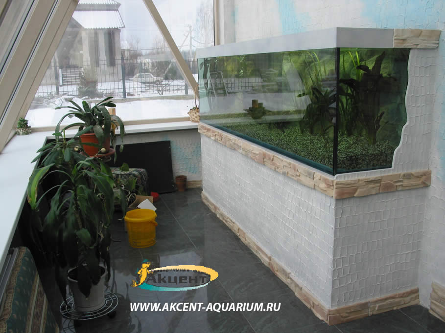Акцент-Аквариум, аквариум длинной 2,8 метра в зимнем саду.